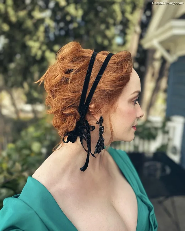 Christina Hendricks photo 9 of 2758