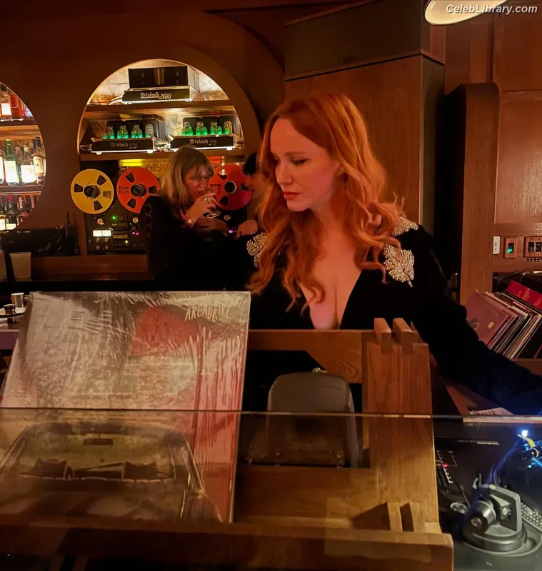 Christina Hendricks photo 4 of 2758