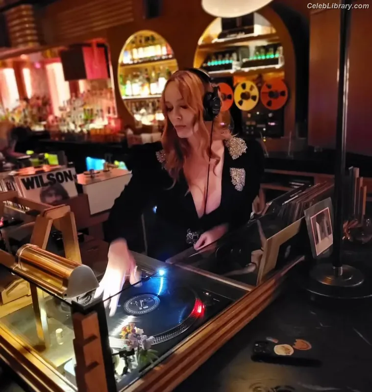Christina Hendricks photo 5 of 2758