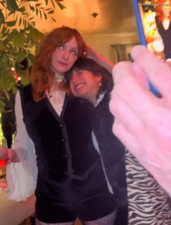 Christina Hendricks photo 7 of 2758