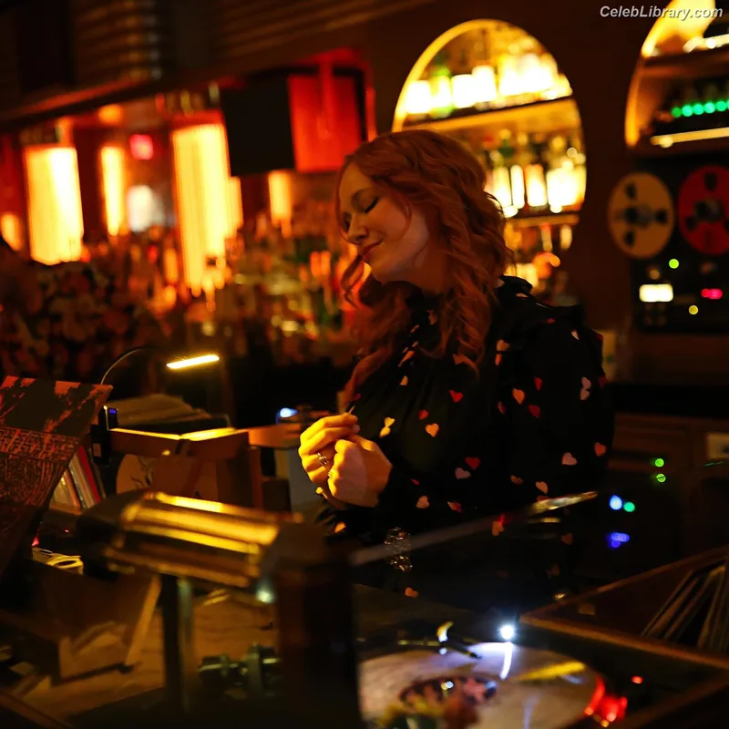 Christina Hendricks photo 15 of 2758