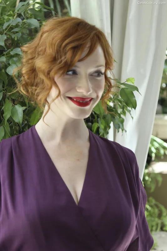 Christina Hendricks photo 2 of 2758