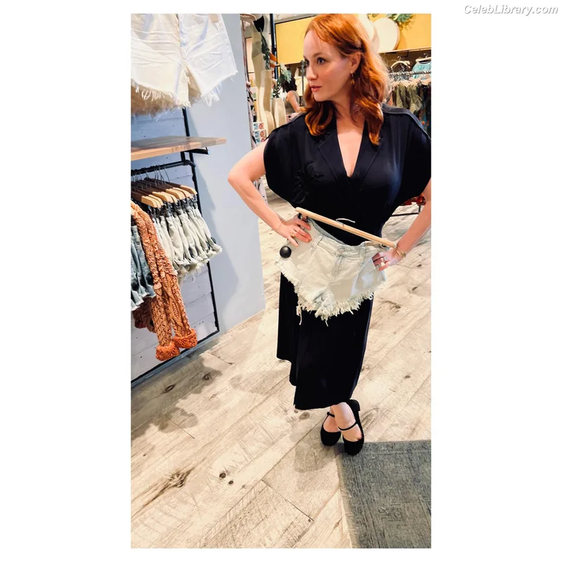 Christina Hendricks photo 15 of 2758