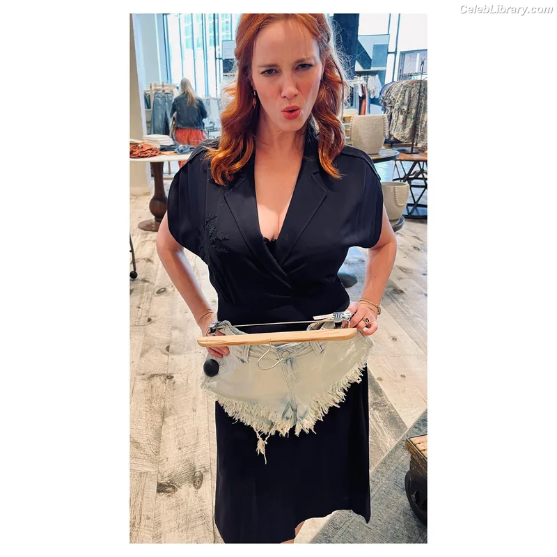 Christina Hendricks photo 19 of 2758