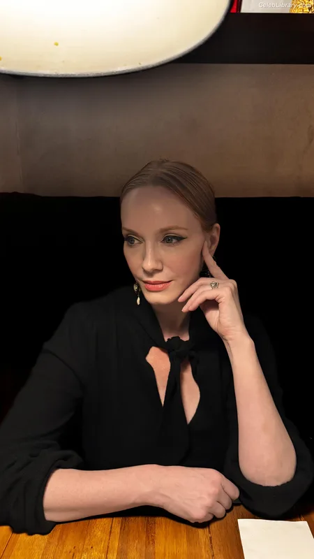 Christina Hendricks photo 21 of 2758