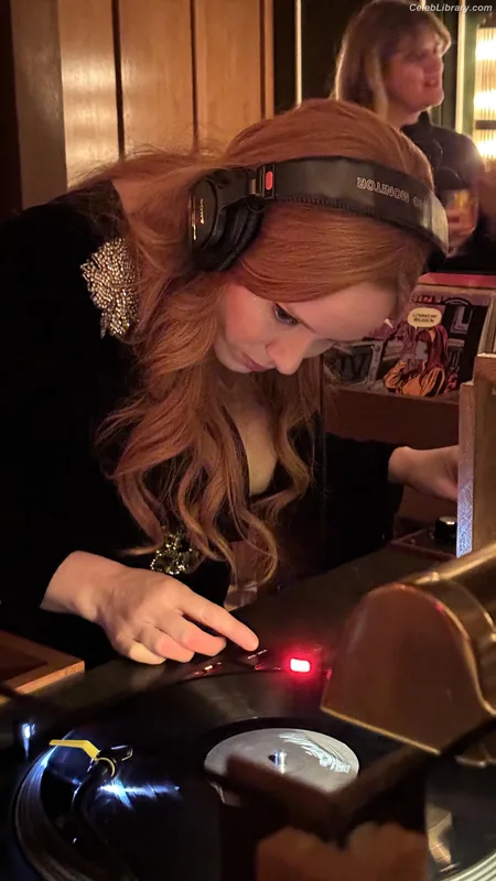 Christina Hendricks photo 23 of 2758