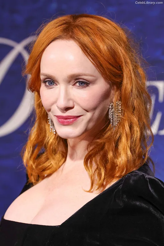 Christina Hendricks photo 2 of 2758