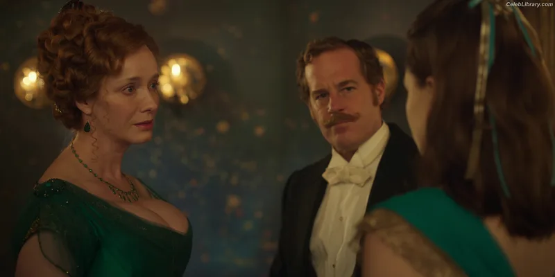 Christina Hendricks photo 2 of 2758