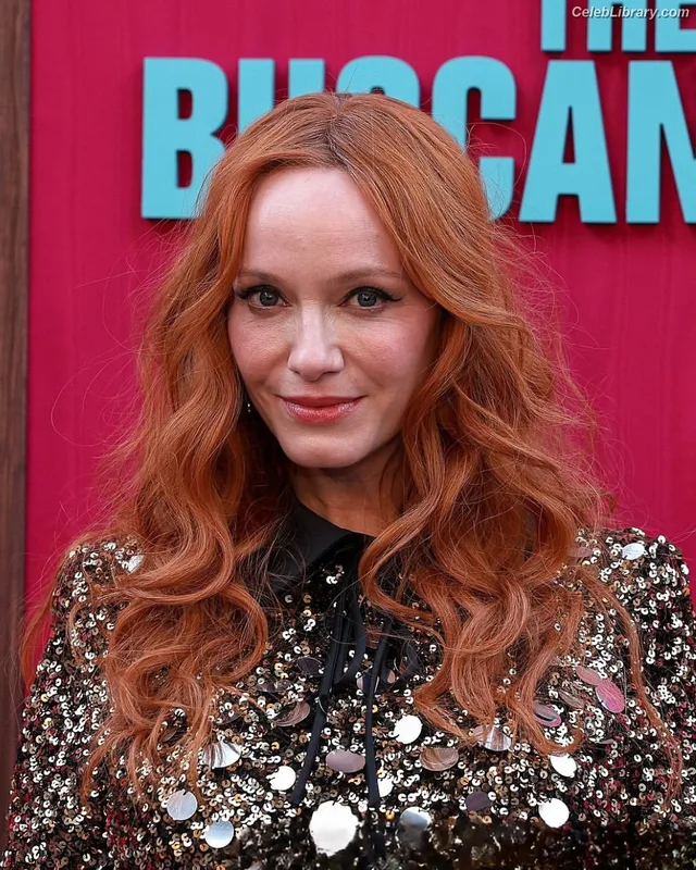 Christina Hendricks photo 7 of 2758
