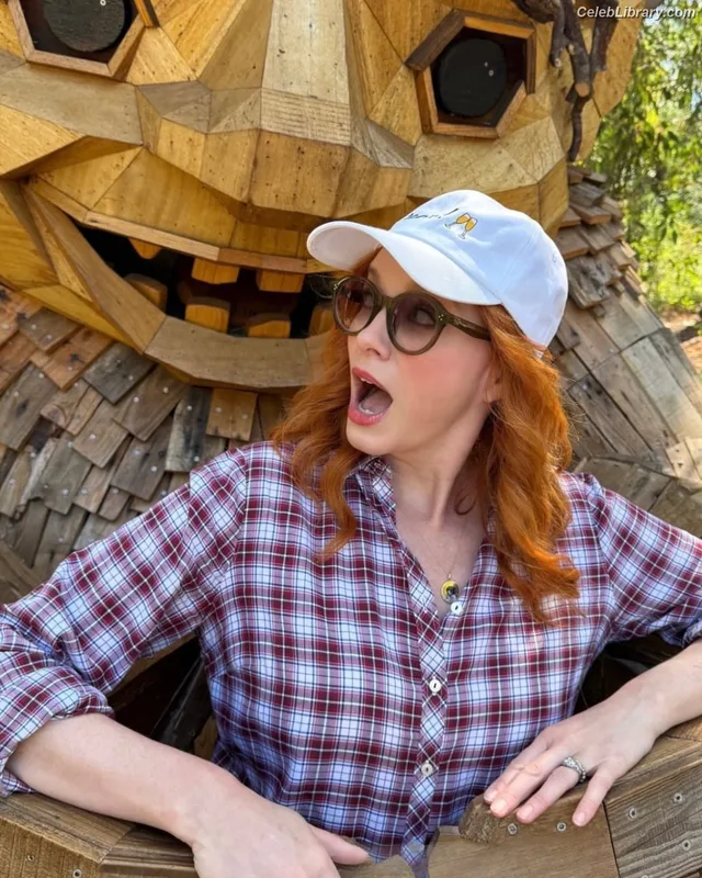 Christina Hendricks photo 10 of 2758