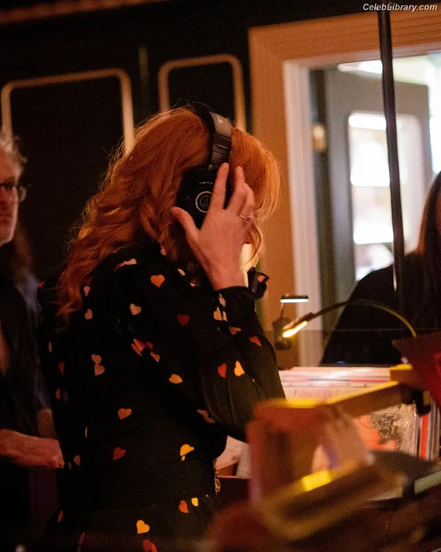 Christina Hendricks photo 1 of 2758