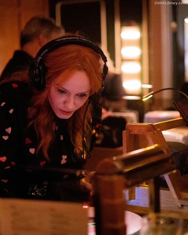 Christina Hendricks photo 2 of 2758