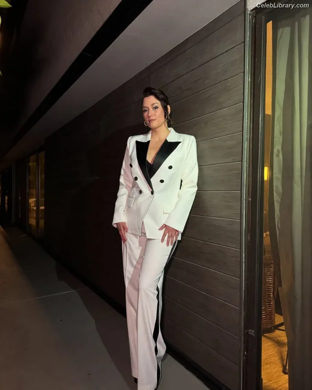 Chyler Leigh photo 22 of 128