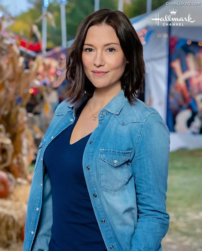 Chyler Leigh photo 5 of 128