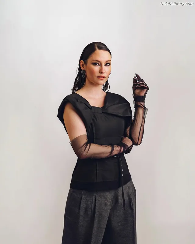 Chyler Leigh photo 9 of 128