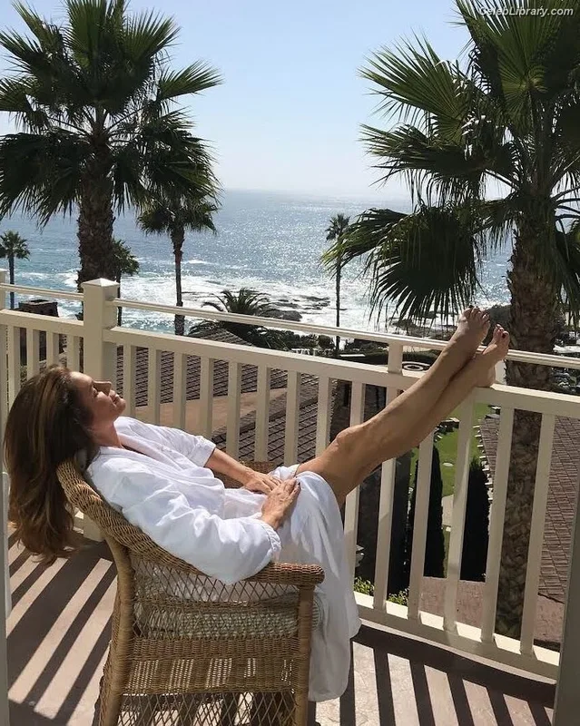 Cindy Crawford photo 9 of 117