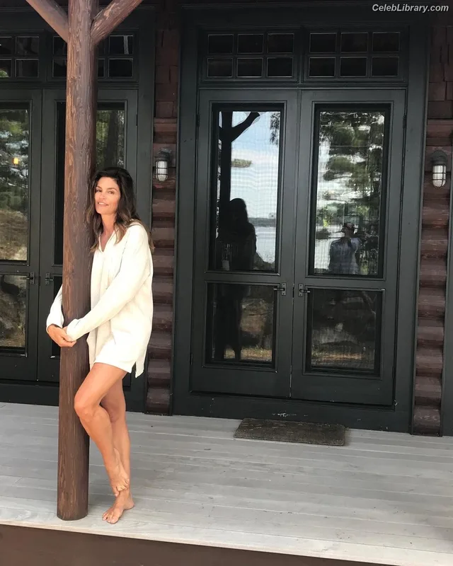Cindy Crawford photo 21 of 117