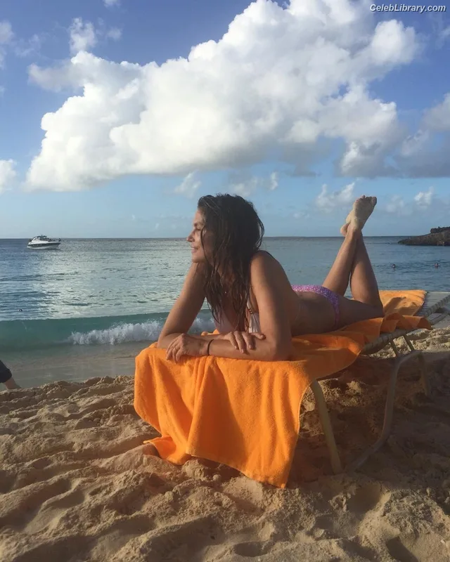 Cindy Crawford photo 15 of 117