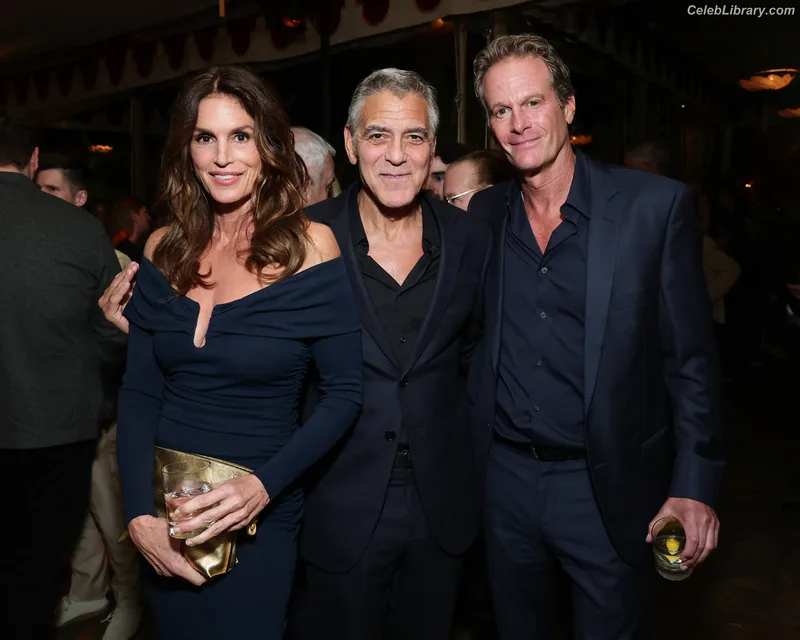 Cindy Crawford photo 19 of 117