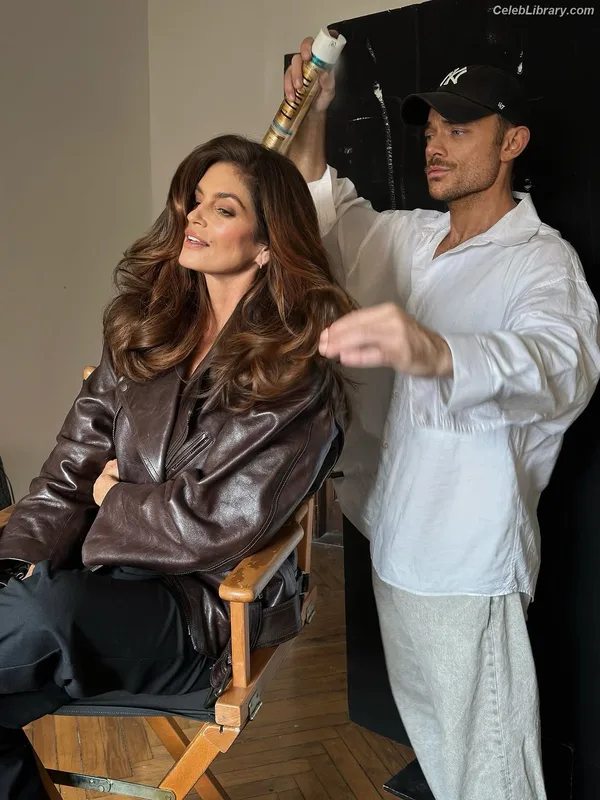 Cindy Crawford photo 22 of 117