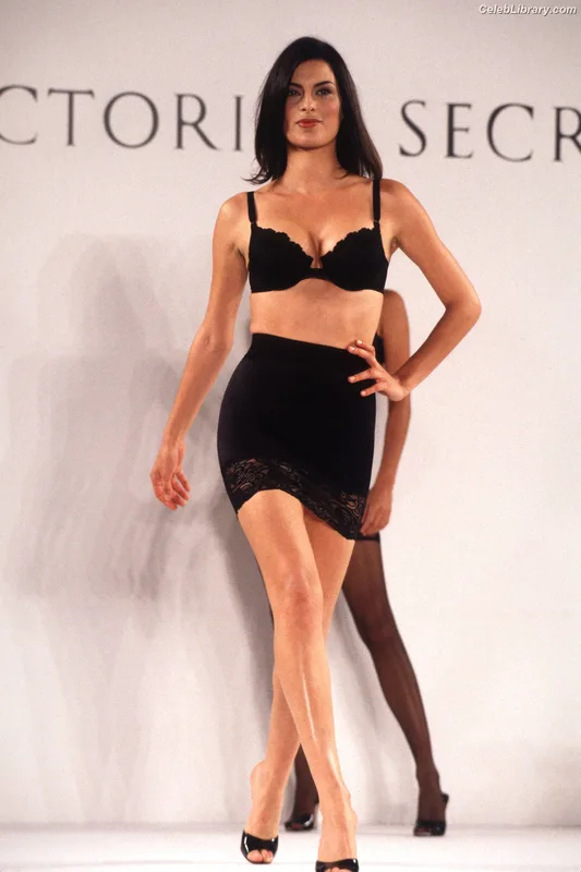 Cindy Crawford photo 24 of 117