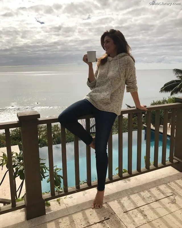 Cindy Crawford photo 7 of 117