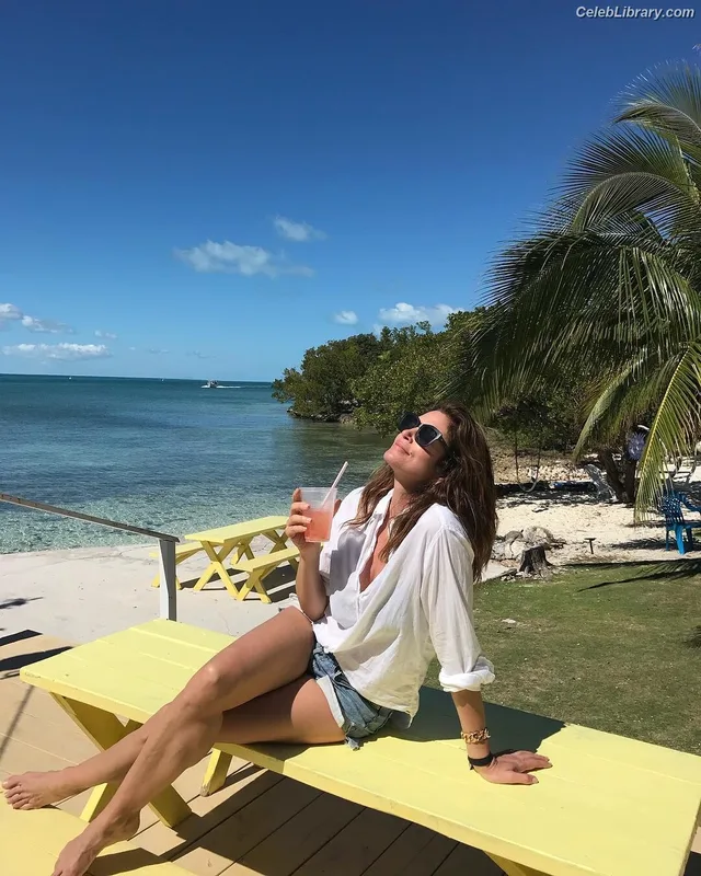 Cindy Crawford photo 18 of 117