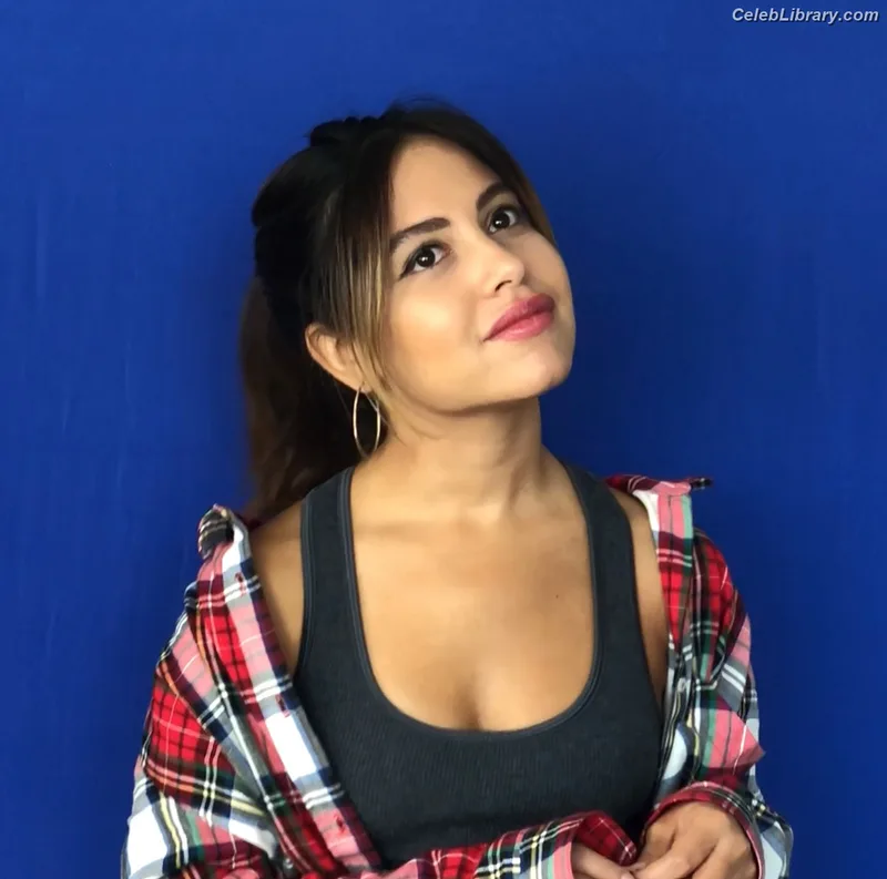 Cinthya Carmona photo 1 of 118