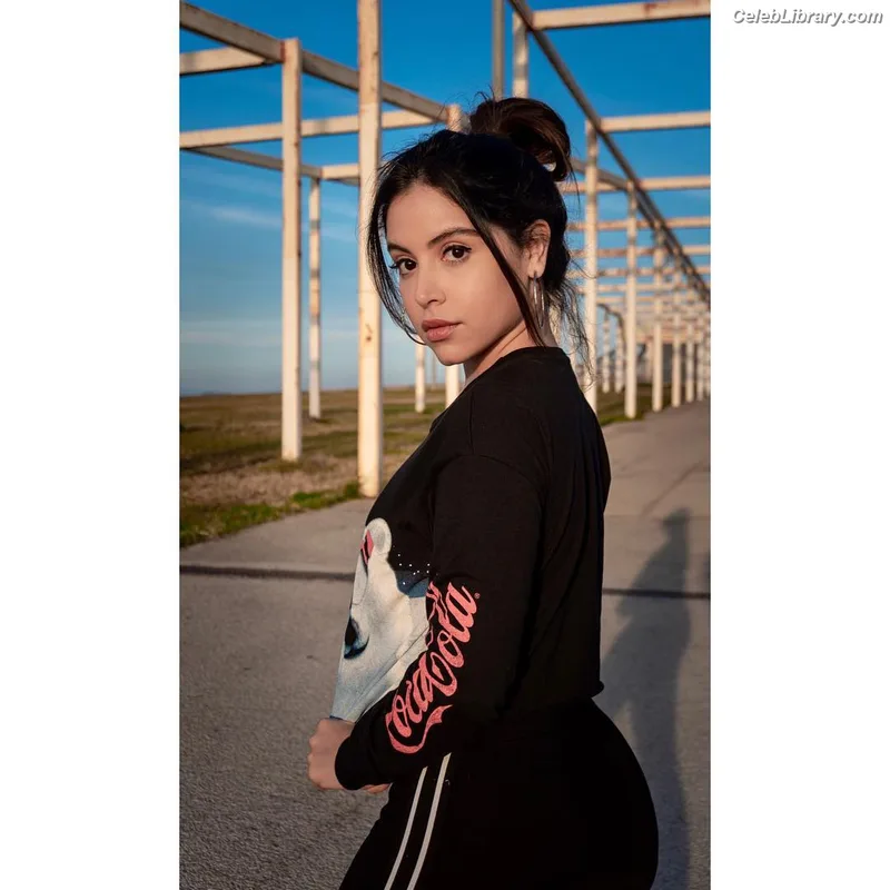 Cinthya Carmona photo 1 of 118