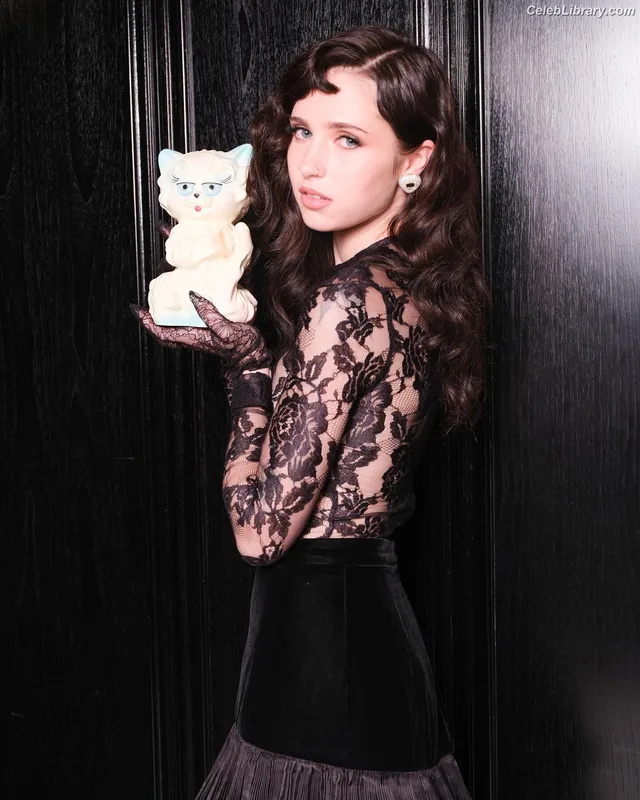 Claire Cottrill photo 13 of 549