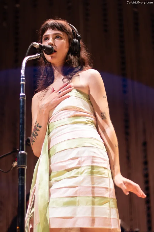 Claire Cottrill photo 15 of 549