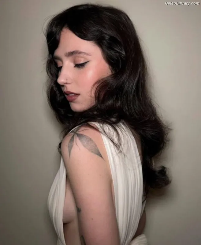 Claire Cottrill photo 9 of 549