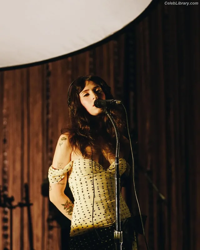 Claire Cottrill photo 3 of 549