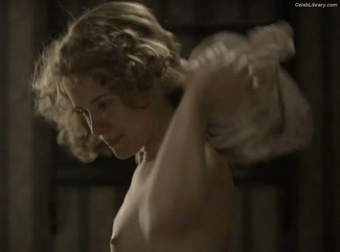Claire Foy photo 14 of 58