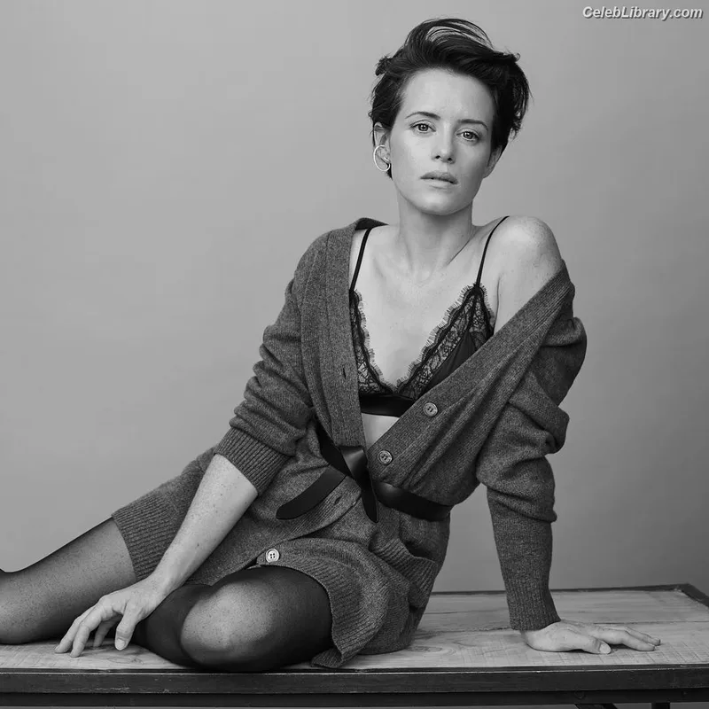Claire Foy photo 1 of 59