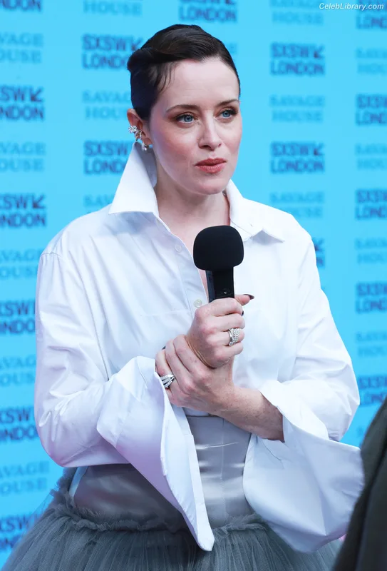 Claire Foy photo 6 of 59