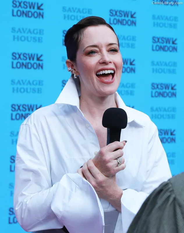 Claire Foy photo 8 of 59