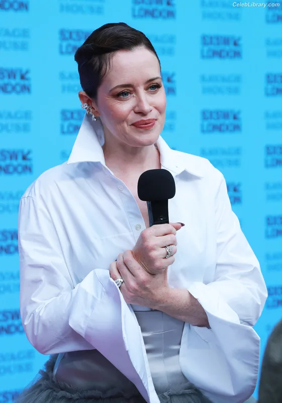 Claire Foy photo 9 of 59