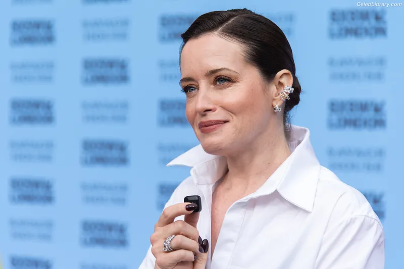Claire Foy photo 11 of 59