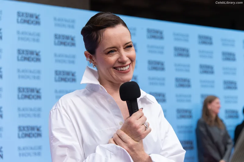 Claire Foy photo 12 of 59