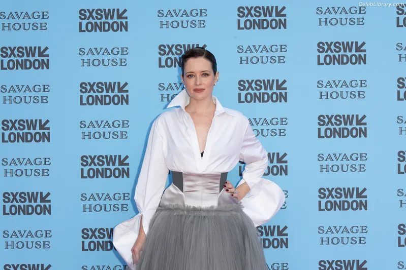 Claire Foy photo 13 of 59