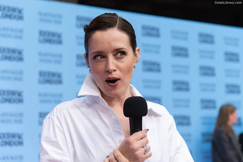 Claire Foy photo 15 of 59