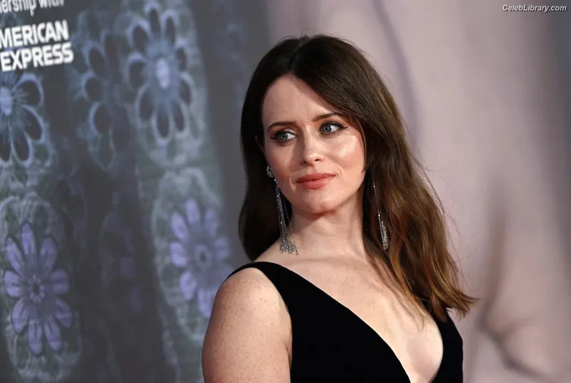 Claire Foy photo 9 of 59