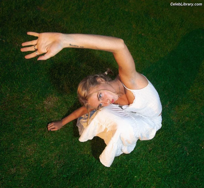 Claire Rosinkranz photo 8 of 169