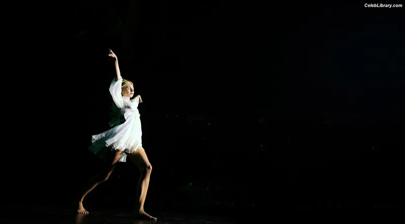 Claire Rosinkranz photo 5 of 169
