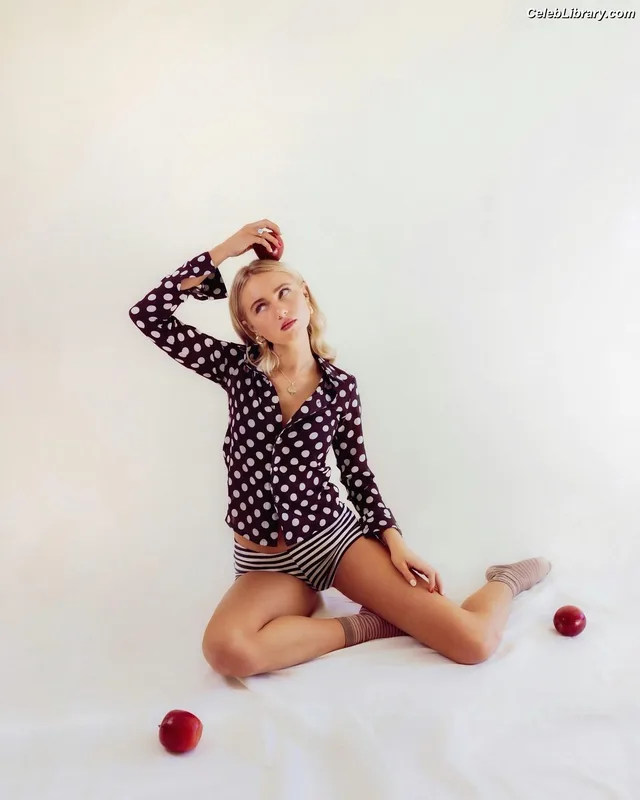 Claire Rosinkranz photo 8 of 169