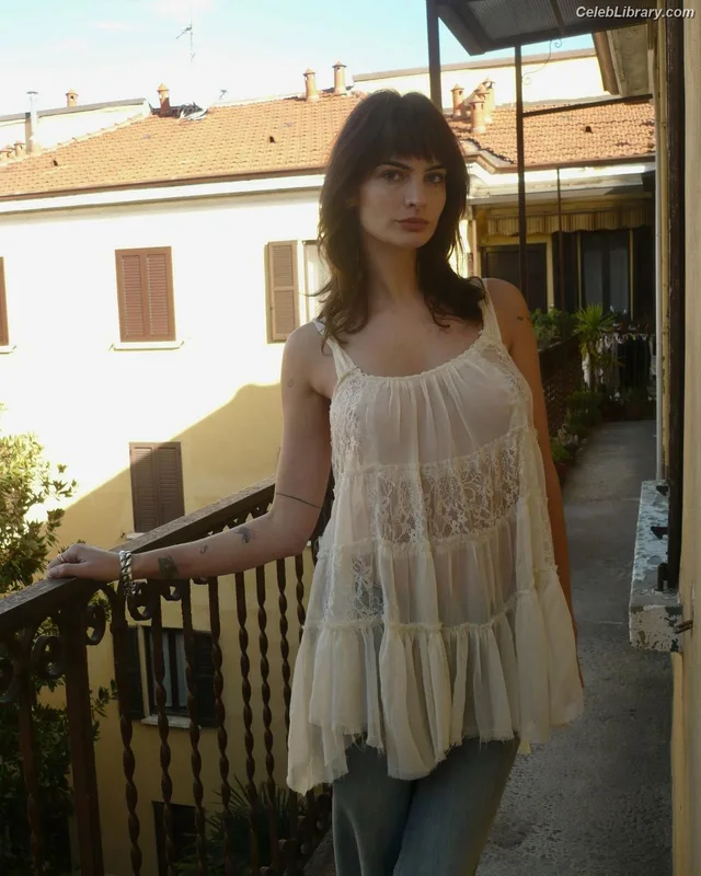 Clara Beneytout photo 1 of 67