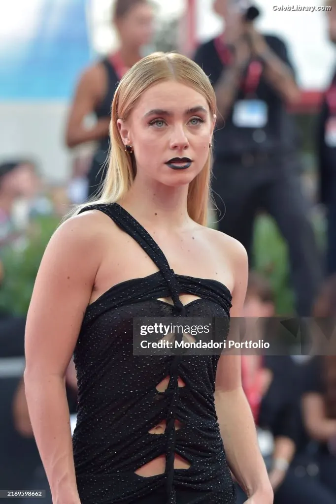 Clara Galle photo 1 of 754