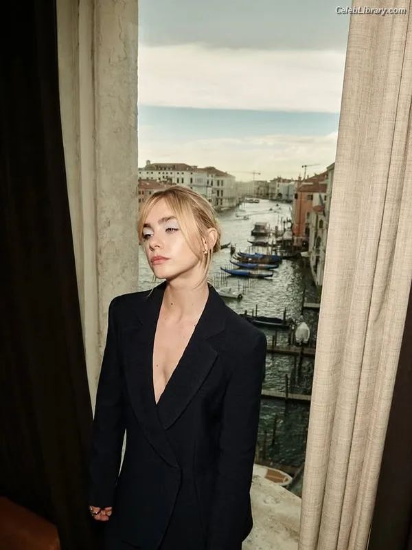 Clara Galle photo 23 of 756