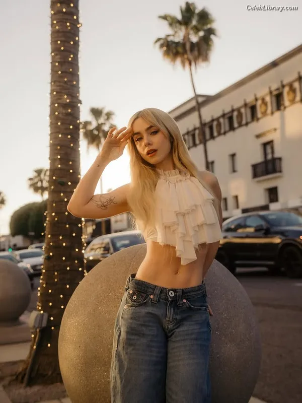 Clara Galle photo 2 of 756